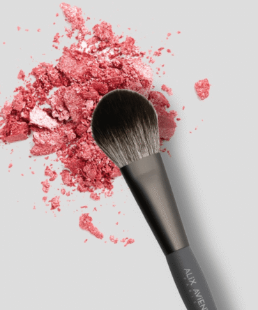 Alix Avien blush šepetėlis naudojamas su rožiniais skaistalais – preciziškam ir natūraliam makiažui
