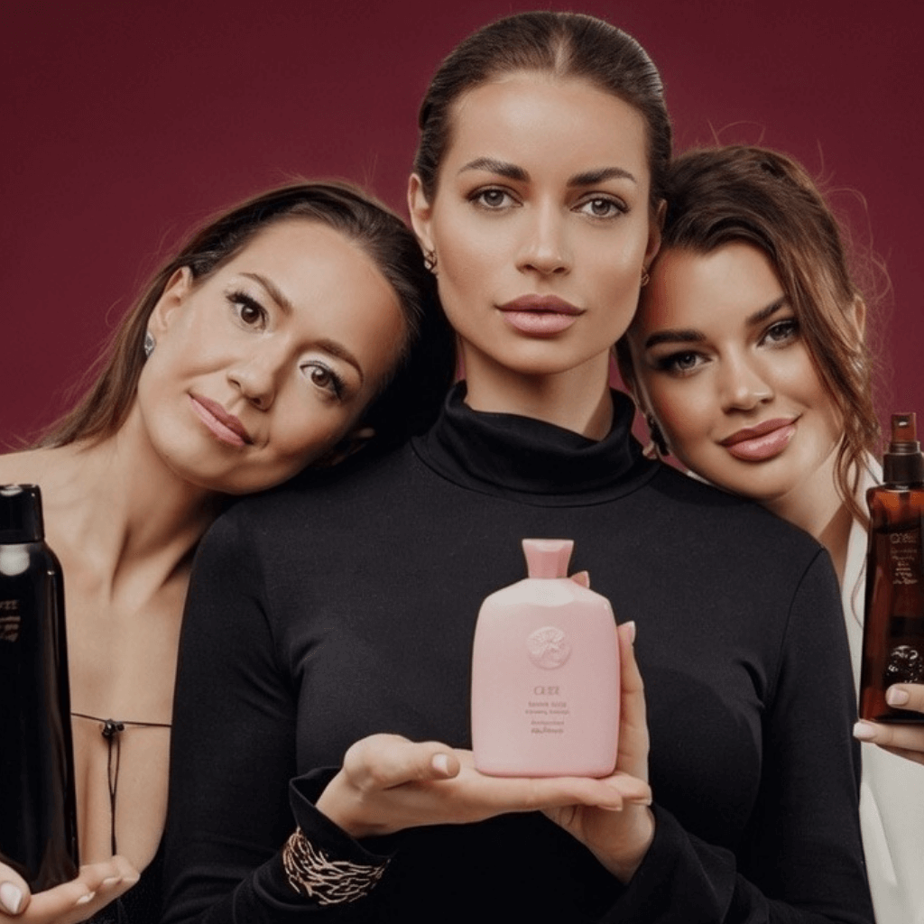 Modeliai rodo Oribe plaukų priežiūros produktus