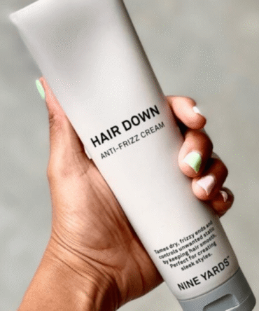 Nine Yards Hair Down – anti-frizz kremas naudojime