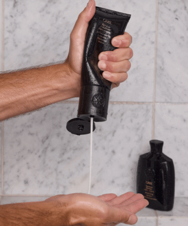 ORIBE Signature Conditioner naudojimas – kondicionierius spaudžiamas į delną duše