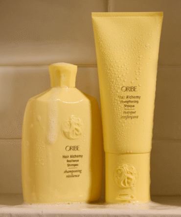 Oribe Hair Alchemy Resilience šampūnas ir stiprinamoji plaukų kaukė vonios aplinkoje – intensyvi plaukų priežiūra