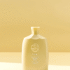 Oribe Hair Alchemy Resilience šampūnas – stiprinantis plaukų šampūnas nuo lūžinėjimo, geltonos spalvos pakuotė