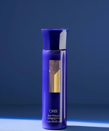 Oribe Run-Through Detangling Primer – plaukų iššukavimą palengvinantis purškiklis, drėkinantis ir glotninantis plaukus