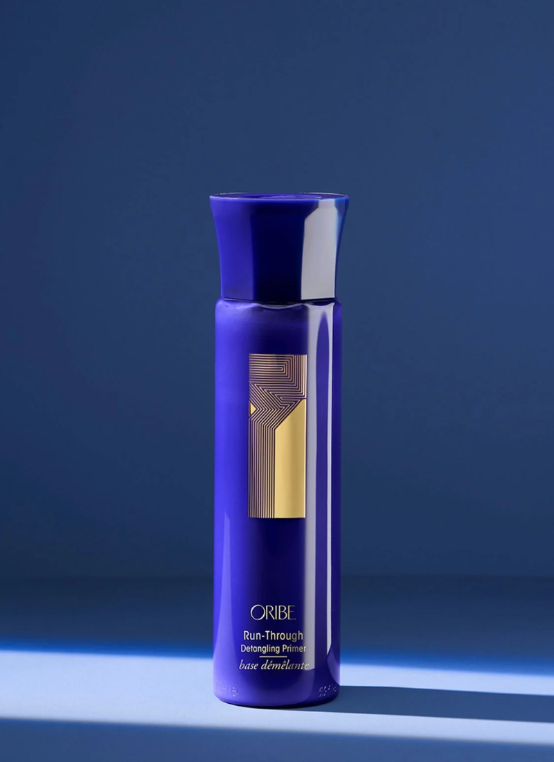 Oribe Run-Through Detangling Primer – plaukų iššukavimą palengvinantis purškiklis, drėkinantis ir glotninantis plaukus
