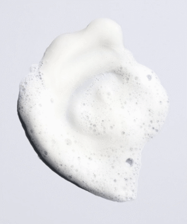 Oribe Run-Through Detangling Shampoo putos – lengva tekstūra, skirta švelniam plaukų valymui ir iššukavimui