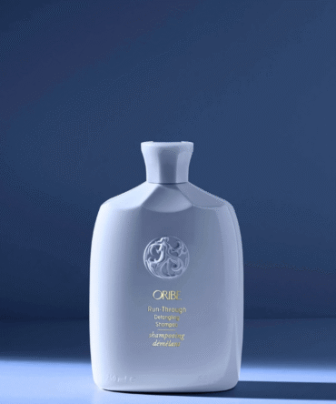 Oribe Run-Through Detangling Shampoo – švelnus iššukuojantis šampūnas, skirtas lengvesniam plaukų iššukavimui