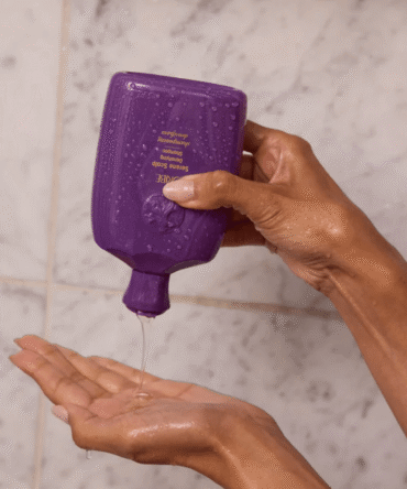 Oribe Serene Scalp Densifying Shampoo naudojimas – tankinantis šampūnas pilamas į delną duše