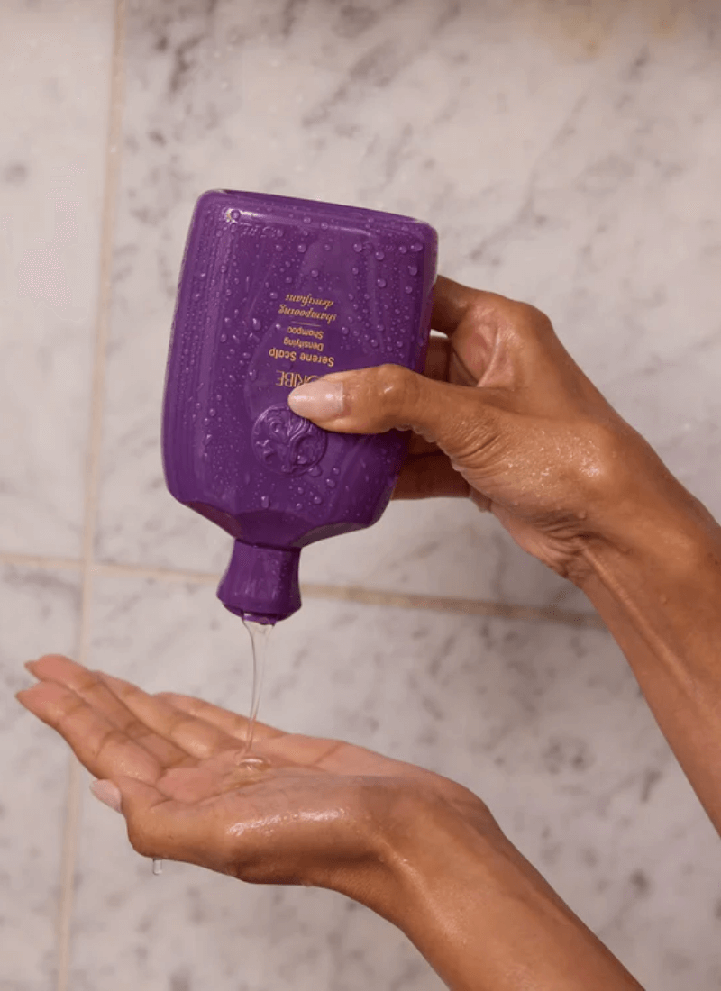 Oribe Serene Scalp Densifying Shampoo naudojimas – tankinantis šampūnas pilamas į delną duše