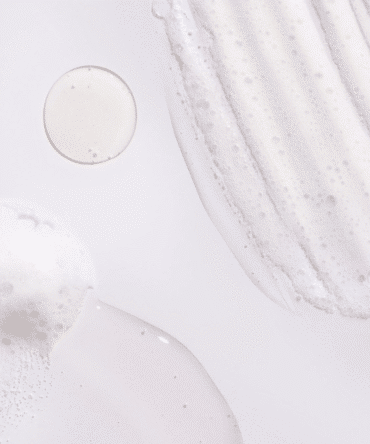 Oribe Serene Scalp Oil Control šampūno formulės tekstūra – lengva, putojanti, skirta riebios galvos odos valymui