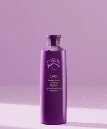 Oribe Serene Scalp densifying kondicionierius – plaukų apimčiai ir galvos odos balansui, violetinis buteliukas