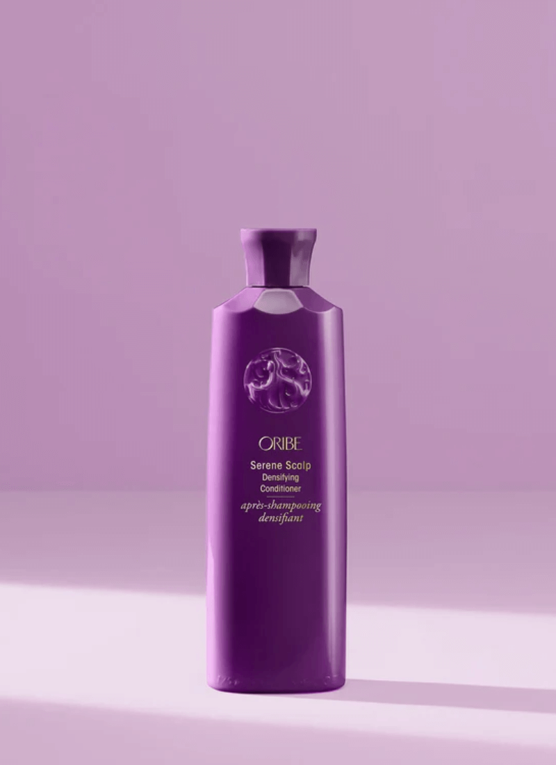 Oribe Serene Scalp densifying kondicionierius – plaukų apimčiai ir galvos odos balansui, violetinis buteliukas