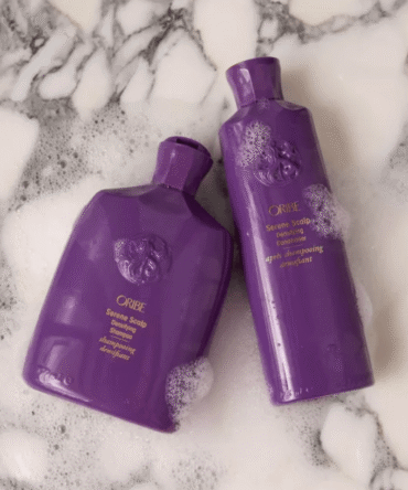 Oribe Serene Scalp densifying šampūnas ir kondicionierius – galvos odos priežiūra ir plaukų tankinimas, naudojimo vaizdas