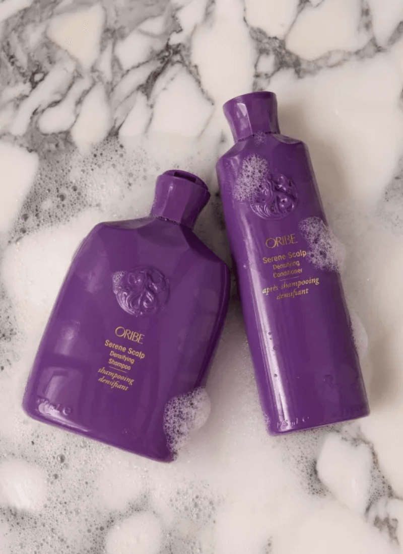 Oribe Serene Scalp densifying šampūnas ir kondicionierius – galvos odos priežiūra ir plaukų tankinimas, naudojimo vaizdas
