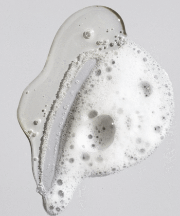 Oribe Signature Shampoo šampūno tekstūra – švelnios valomosios putos