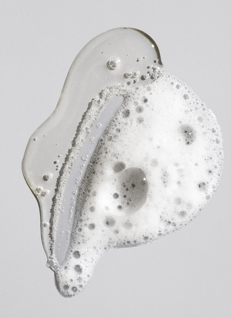 Oribe Signature Shampoo šampūno tekstūra – švelnios valomosios putos