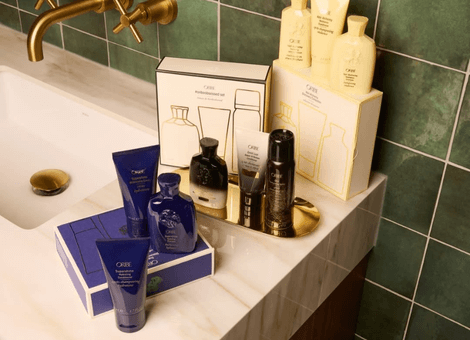 Oribe produktų fotosesija vonioje