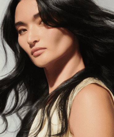 Žvilgantys, stiprūs ir sveikai atrodantys plaukai po Oribe Hair Alchemy Resilience kondicionieriaus naudojimo